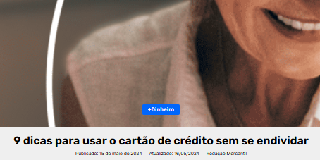 Foto em close de uma mulher sorrindo enquanto segura um cart&atilde;o de cr&eacute;dito, com fundo desfocado. Sobre a imagem, h&aacute; uma etiqueta azul escrita "+Dinheiro".