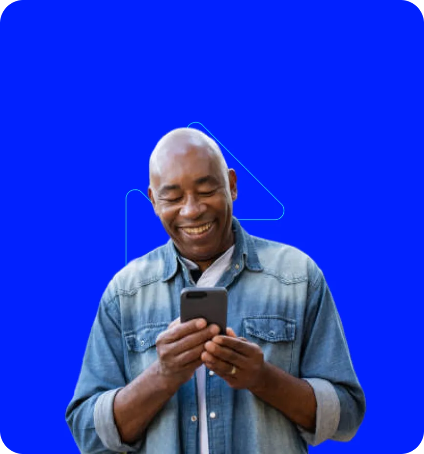 Homem segurando celular