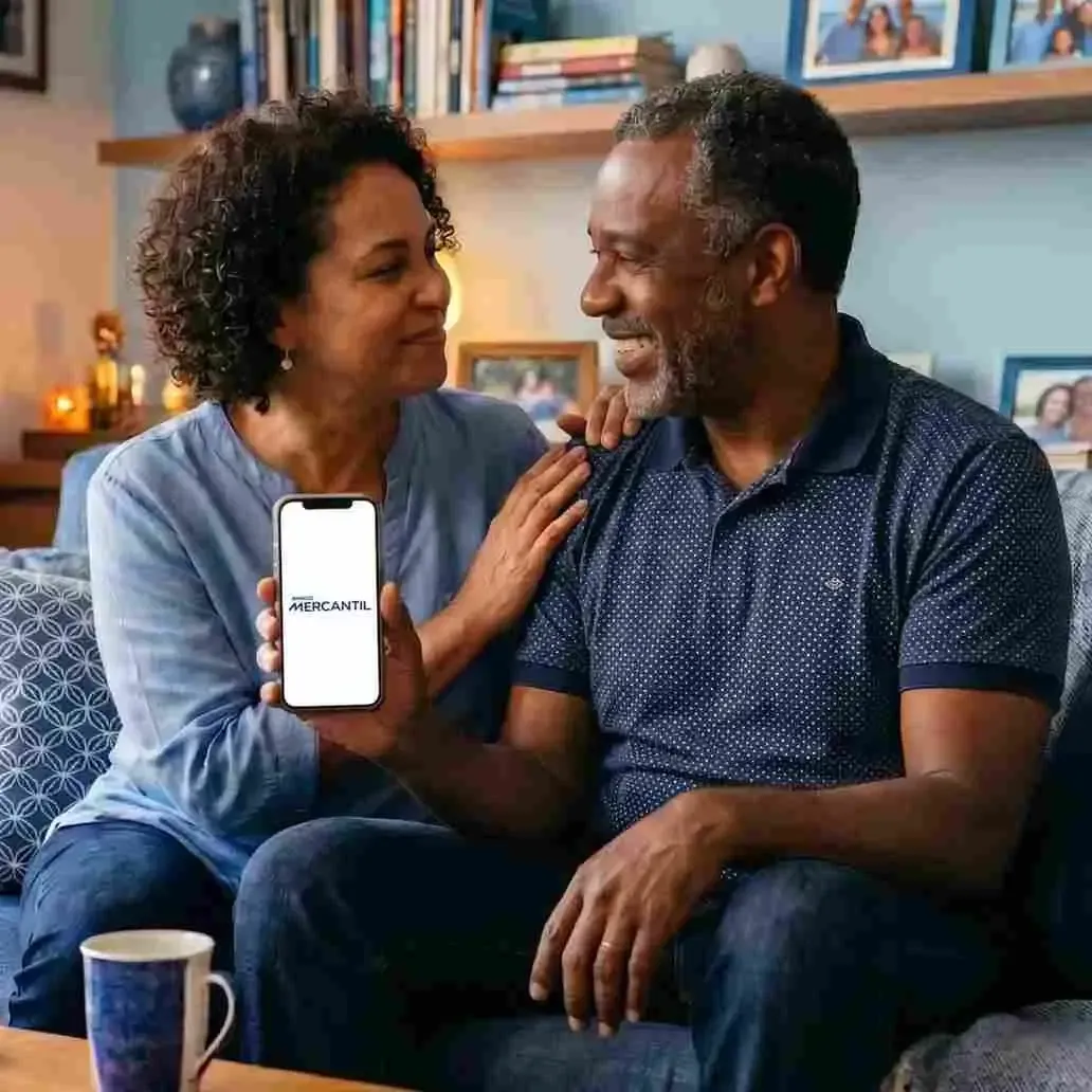 Casal utilizando aplicativo do Banco Mercantil
