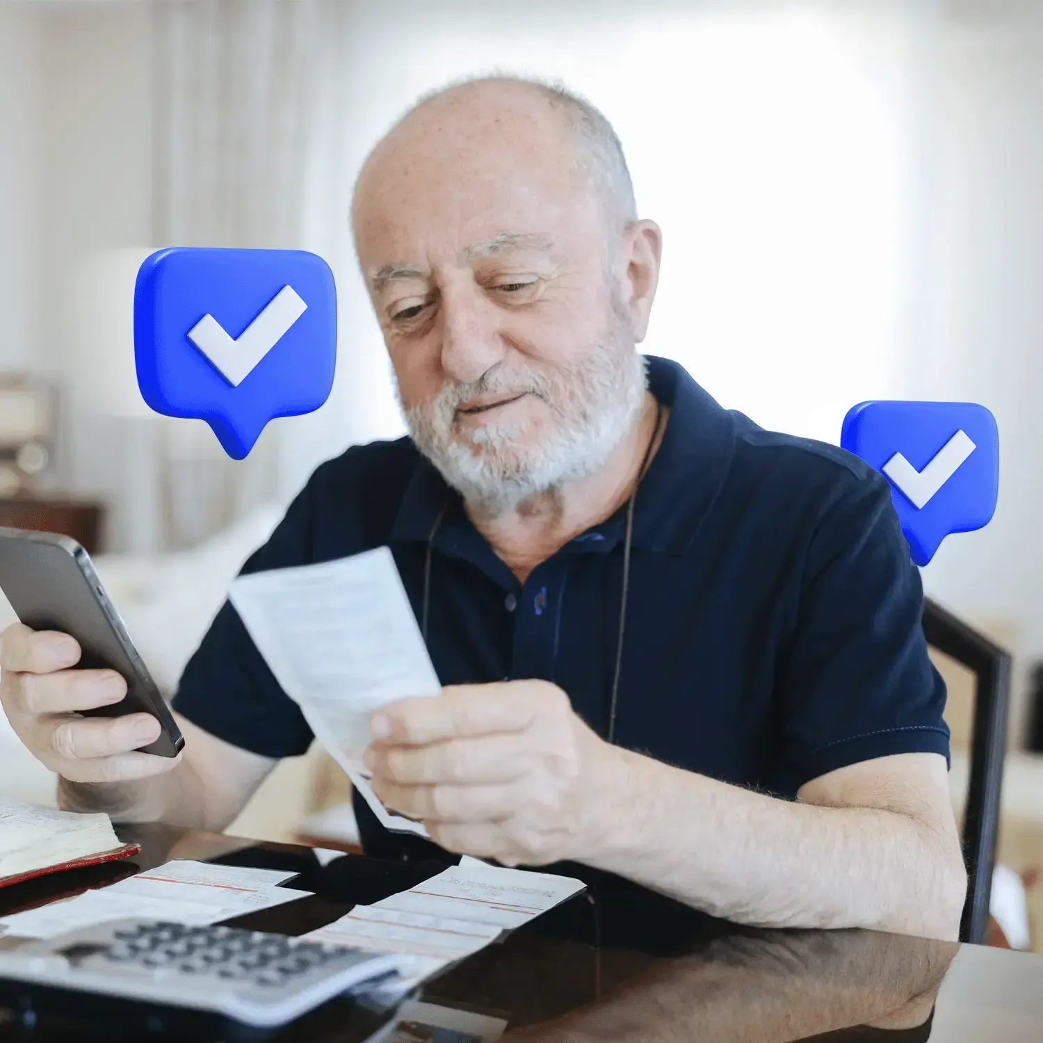 Homem 50+ confere contas na mesa usando o celular, com &iacute;cones digitais de verifica&ccedil;&atilde;o flutuando ao fundo.