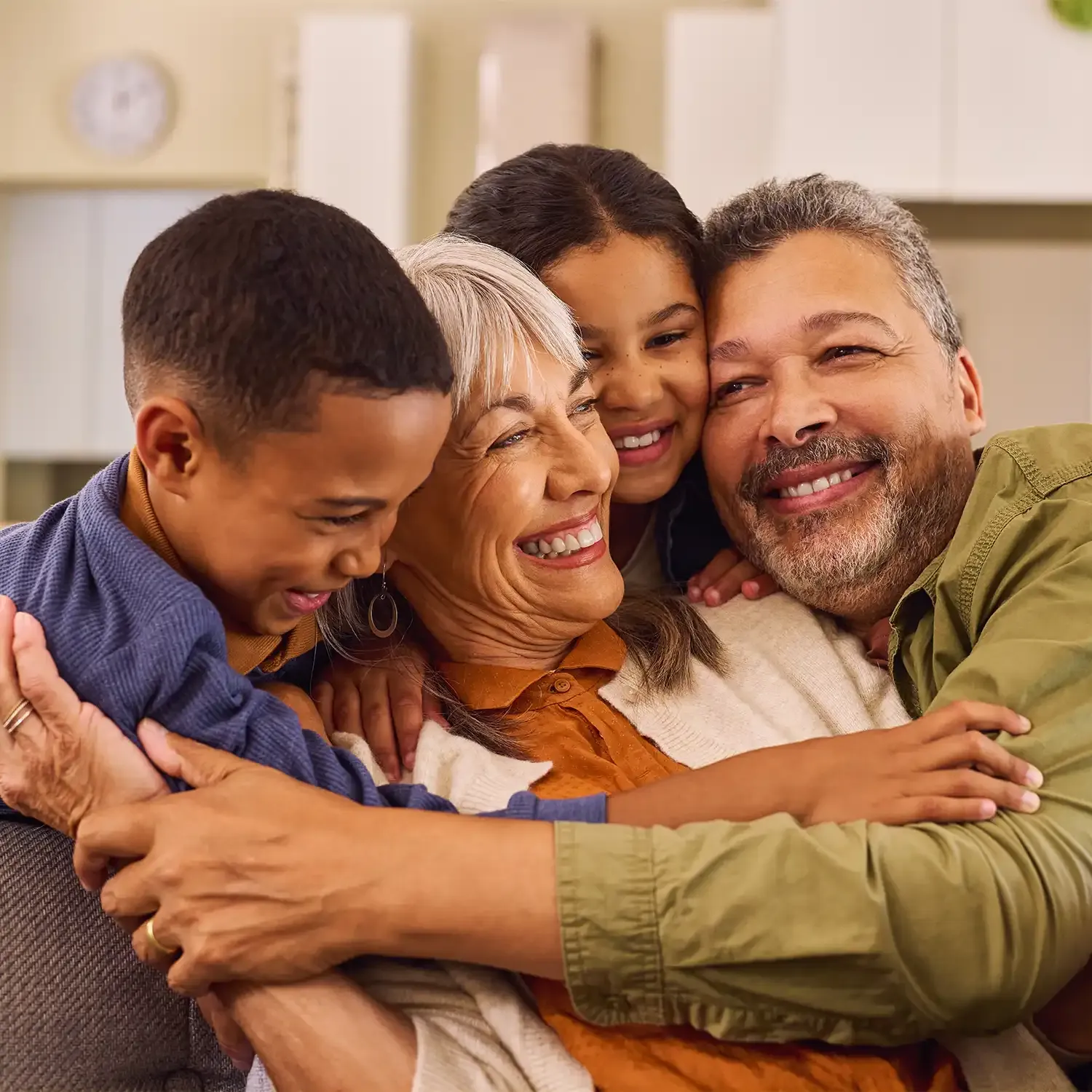 Fam&iacute;lia se abra&ccedil;ando
