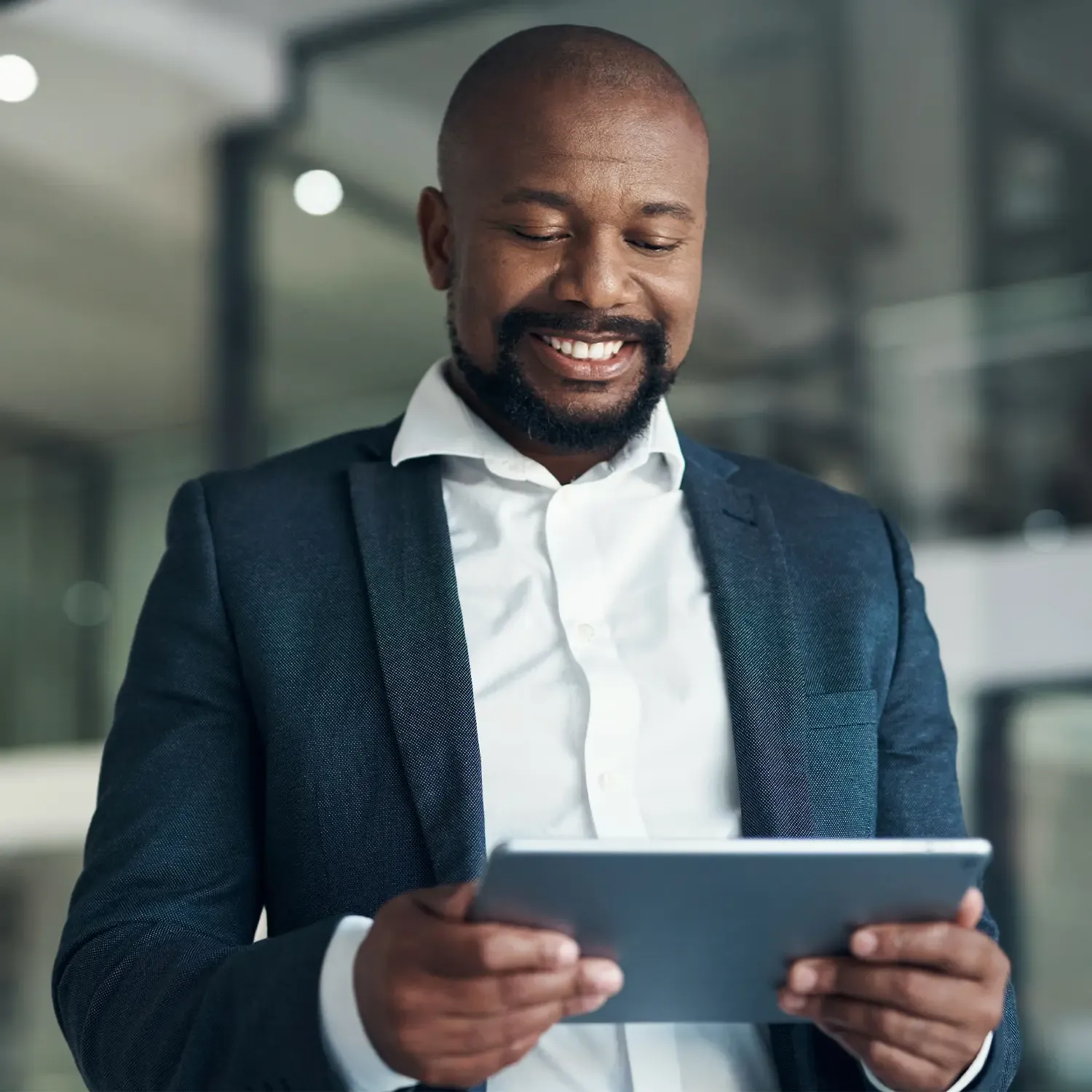 Homem corporativo analisando tablet