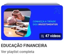 Capa de playlist sobre Educa&ccedil;&atilde;o Financeira no YouTube com fundo azul. Do lado esquerdo, h&aacute; uma foto de uma m&atilde;o colocando uma moeda em um cofrinho de porquinho rosa sobre uma mesa com moedas e c&eacute;dulas. Do lado direito, l&ecirc;-se o texto "Conhe&ccedil;a a tr&iacute;ade dos investimentos" e um selo preto indicando "47 v&iacute;deos".